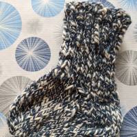 Hübsche BabySöckchen - Neugeborenen-Socken dunkelblau mit weißen Tupfen Bild 4