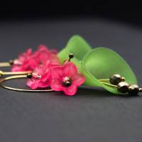Creolen, Ohrringe mit Blüten in grün und pink Bild 1