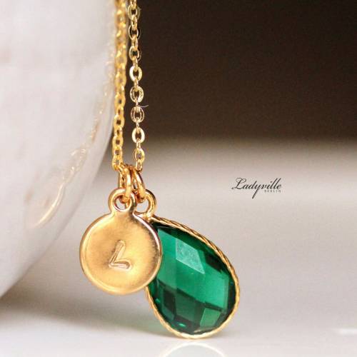 Geburtsstein Kette Initial Smaragd Sterlingsilber vergoldet als personalisiertes Geschenk für sie handgemachter Schmuck