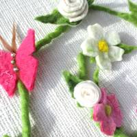 Filzblumengirlande mit Frühlingsblumen und Schmetterlingen rosa weiß gelb violett handgefilzt Bild 5