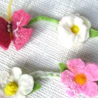 Filzblumengirlande mit Frühlingsblumen und Schmetterlingen rosa weiß gelb violett handgefilzt Bild 7