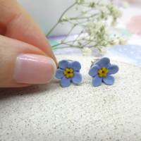 Kleine Ohrstecker, Vergissmeinnicht Ohrringe Polymer Clay, kleine Ohrringe, Blumen Ohrstecker, blaue Blumen Ohrringe Bild 3