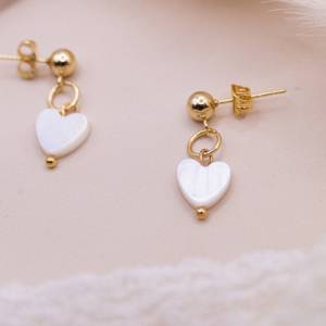 Ohrringe Herz weiß in Gold Herzchen allergikerfreundlich Edelstahl & Muschel - leichte Ohrringe Geschenk beste Freundin Bild 3