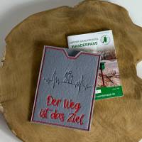 Schutzhülle für deinen Wanderpass, aus Filz gefertigt und bestickt - ein besonderes Geschenk für einen Wanderfreund Bild 2