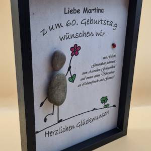 Liebevoll handgefertigtes Steinbild als Geschenk zum Geburtstag - personalisierbar und in 3 Rahmenfarben Bild 2