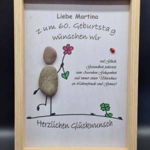 Liebevoll handgefertigtes Steinbild als Geschenk zum Geburtstag - personalisierbar und in 3 Rahmenfarben Bild 3