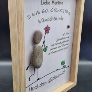 Liebevoll handgefertigtes Steinbild als Geschenk zum Geburtstag - personalisierbar und in 3 Rahmenfarben Bild 4