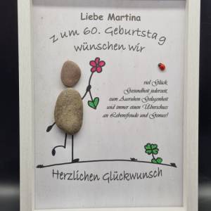 Liebevoll handgefertigtes Steinbild als Geschenk zum Geburtstag - personalisierbar und in 3 Rahmenfarben Bild 5