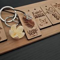 Christlicher Schlüsselanhänger "Living Hope" aus Holz - Einzigartig & handgefertigt Bild 2