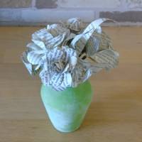 Papierblumen – kleiner Rosenstrauß // Rosen aus Buchseiten // Geschenk // Blumenstrauß // Muttertag // Buchrosen Bild 1