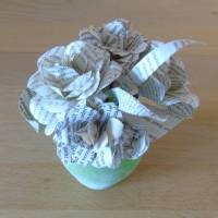Papierblumen – kleiner Rosenstrauß // Rosen aus Buchseiten // Geschenk // Blumenstrauß // Muttertag // Buchrosen Bild 3