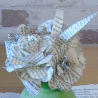Papierblumen – kleiner Rosenstrauß // Rosen aus Buchseiten // Geschenk // Blumenstrauß // Muttertag // Buchrosen Bild 5
