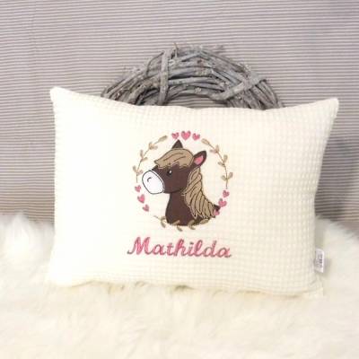 Personalisiertes Namenskissen Mädchen – Besticktes Pferdekissen als Geburtsgeschenk