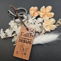 Christlicher Schlüsselanhänger: "Faith is believing in Jesus" aus hochwertigem Holz Bild 1