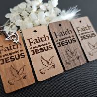 Christlicher Schlüsselanhänger: "Faith is believing in Jesus" aus hochwertigem Holz Bild 2