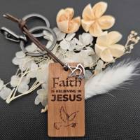 Christlicher Schlüsselanhänger: "Faith is believing in Jesus" aus hochwertigem Holz Bild 3