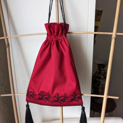 Kleines Handtäschchen dunkelrot mit schwarzer Stickerei 