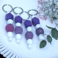 Schlüsselanhänger Taschenanhänger Holzperlen lila mit Häkelperle Bild 5