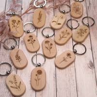 Schlüsselanhänger Geburtsblume / Schlüsselanhänger aus Holz / Besondere Geschenkidee Bild 1