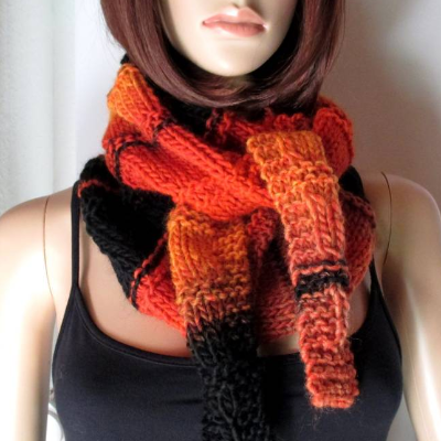 Kleines Schaltuch, Halstuch aus weicher Wolle und in tollen Farben, Dreieckstuch, gestrickt