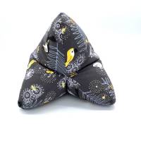 Leseknochen/Nackenkissen aus dunkelgrauem Baumwollstoff mit Tukan-Motiven, handgearbeitet Bild 3