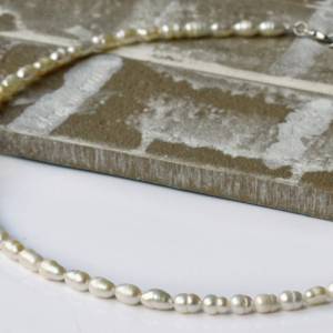 Süßwasserperlen Halskette unisex eine Naturperlenkette als Perlen Choker oder Perlenkette als modernes Geschenk für ihn Bild 1