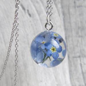 Silber Kette Vergissmeinnicht mit runden Anhänger und vielen echten blauen gepressten Blüten in Harz als Geschenk Bild 1