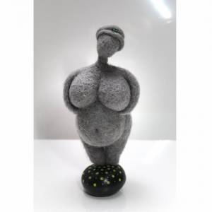 Pachamama ist ein handgefertigtes Kunstobjekt aus Filzwolle, Venus-Figurine aus Filz Bild 1