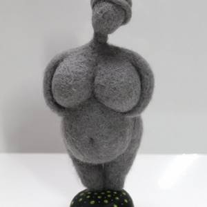 Pachamama ist ein handgefertigtes Kunstobjekt aus Filzwolle, Venus-Figurine aus Filz Bild 5