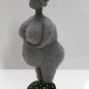 Pachamama ist ein handgefertigtes Kunstobjekt aus Filzwolle, Venus-Figurine aus Filz Bild 6