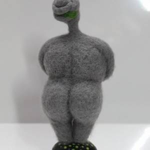 Pachamama ist ein handgefertigtes Kunstobjekt aus Filzwolle, Venus-Figurine aus Filz Bild 7