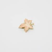 Winzige Brosche Goldfarbe Ahornblatt Pflanzen Motiv Puderrosa Glasiert Vintage 80er Jahre Geschenk Frau Bild 3