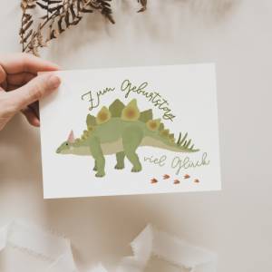 Dino Geburtstagskarte für Kinder - Dinosaurier Postkarte zum Geburtstag - Dino Party Stegosaurus Karte - Dino Bild 1