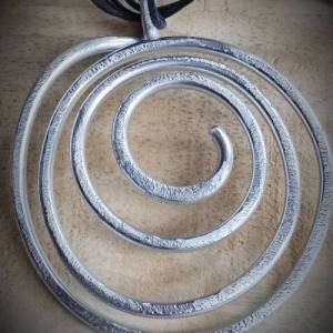 Drahtjuwel Set, Drahtschmuck, Aluminium silber Anhänger, Anhänger Spirale,keltischer Schmuck,silber,und 2 Ringe silber Bild 2