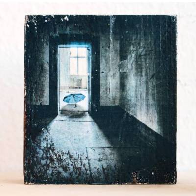 Lost Place mit Regenschirm, Upcycling alter Holzbalken, Foto auf Holz