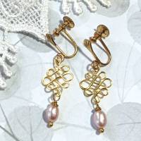 Perlenohrringe Ohrschraube mit Perle rosa an celtic knot handgemacht in goldfarben Brautschmuck Bild 1