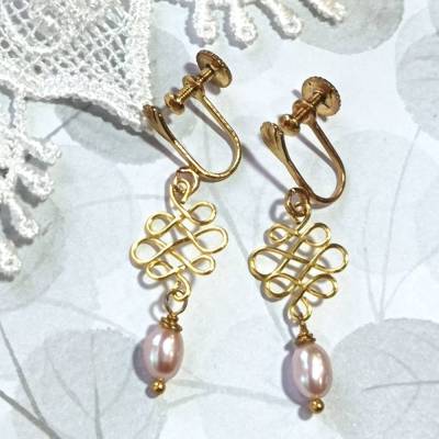 Perlenohrringe Ohrschraube mit Perle rosa an celtic knot handgemacht in goldfarben Brautschmuck
