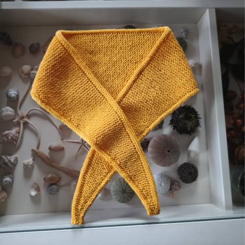 Schlaufenschal - kleiner Schal - von Hand gestrickt - goldgelb