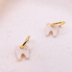 Ohrringe Zahn Creolen aus Acryl 18k vergoldet Geschenk Zahnärztin - leichte Ohrstecker Zahnorringe allergikerfreundlich Bild 4