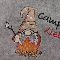 besticktes Filztäschchen hell - Wichtel + Camping Liebe (auf Wunsch personalisierbar) Bild 4