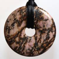 Rhodonit (Donut) | Halskette mit Band --- Stein-Größe: 40 mm Bild 3