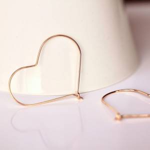 Vergoldete Ohrringe Herz Kreolen als minimalistische Ohrringe ein romantisches Geschenk Bild 2