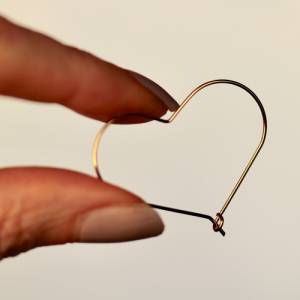 Vergoldete Ohrringe Herz Kreolen als minimalistische Ohrringe ein romantisches Geschenk Bild 4