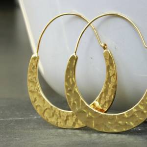 Ohrringe Creolen vergoldet mit per Hand gehämmerter Struktur als geometrische Statement Ohrringe Bild 1