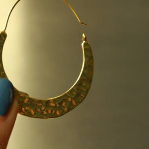 Ohrringe Creolen vergoldet mit per Hand gehämmerter Struktur als geometrische Statement Ohrringe Bild 3