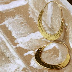 Ohrringe Creolen vergoldet mit per Hand gehämmerter Struktur als geometrische Statement Ohrringe Bild 5
