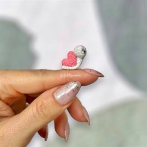 Gehäkelte Mini Schnecke mit Schneckenhäuschen in Herzform (microcrochet) - Perfekt als Geschenk zum Valentinstag Bild 1