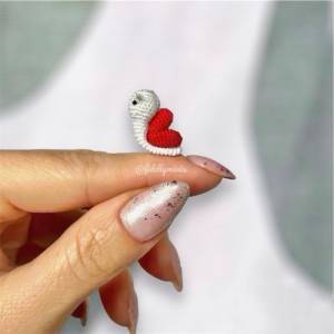 Gehäkelte Mini Schnecke mit Schneckenhäuschen in Herzform (microcrochet) - Perfekt als Geschenk zum Valentinstag Bild 4
