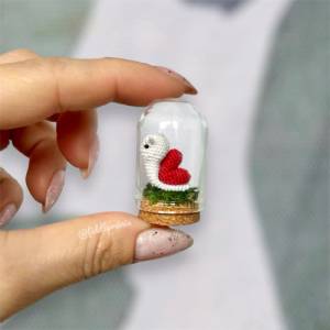 Gehäkelte Mini Schnecke mit Schneckenhäuschen in Herzform (microcrochet) - Perfekt als Geschenk zum Valentinstag Bild 6