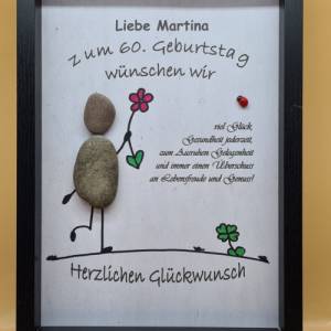 Liebevoll handgefertigtes Steinbild als Geschenk zum Geburtstag - personalisierbar und in 3 Rahmenfarben Bild 1
